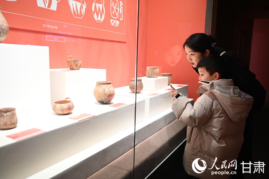 游客参观“从黄河到天山——史前彩陶的西渐之路”文物展。人民网 席娟娟摄