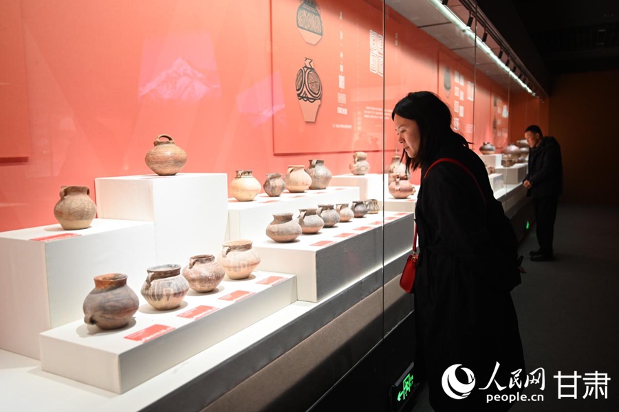 游客参观“从黄河到天山——史前彩陶的西渐之路”文物展。人民网 席娟娟摄