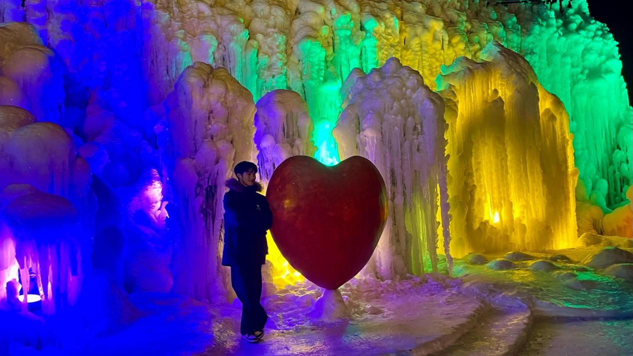 康乐白桦林冰雪夜景迎客来。康乐县委宣传部供图
