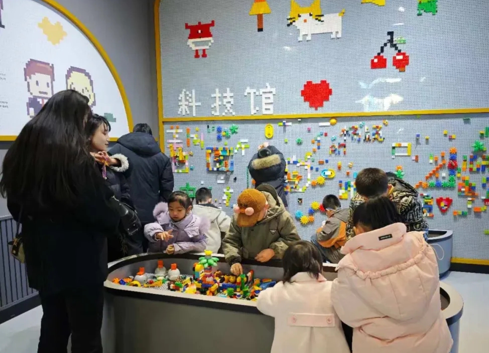 孩子们在临夏州科技馆感受科学乐趣。临夏州委宣传部供图