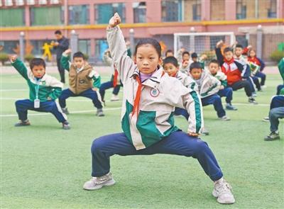 高凌蕊(前)在練習武術動作。本報記者 曾亦辰攝