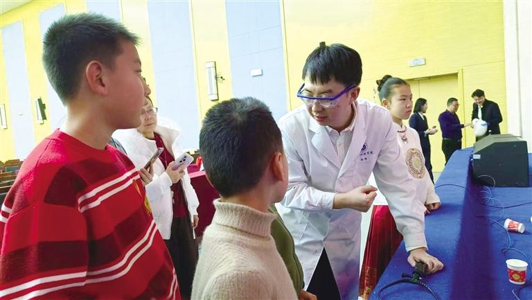 李涛跟孩子们互动交流