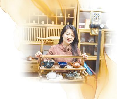 宁津县全民共富电商基地内，一家电商正在直播。本报记者 李 蕊摄