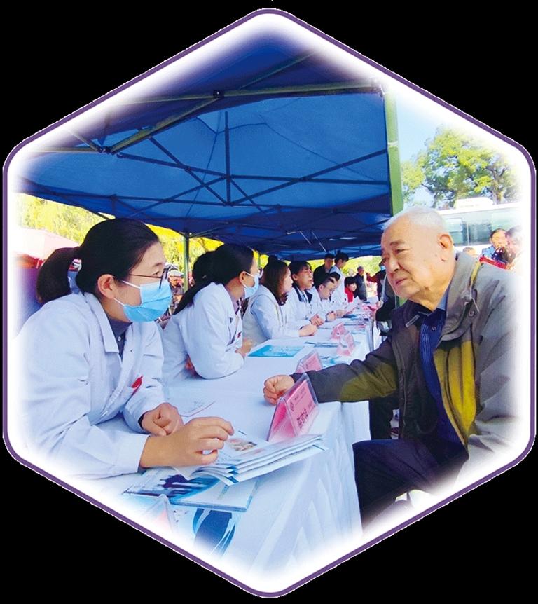 医护人员开展义诊活动。刘晓芳 摄