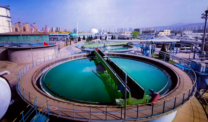 蓝天碧水相得益彰。兰州石化公司供图
