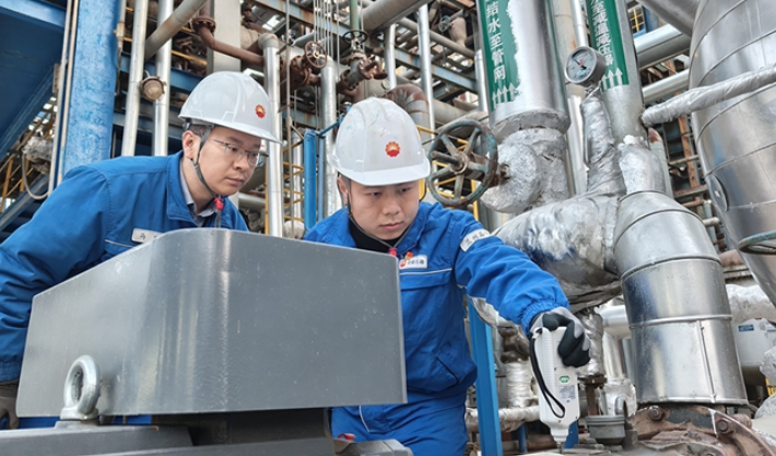 一线员工巡检。兰州石化公司供图