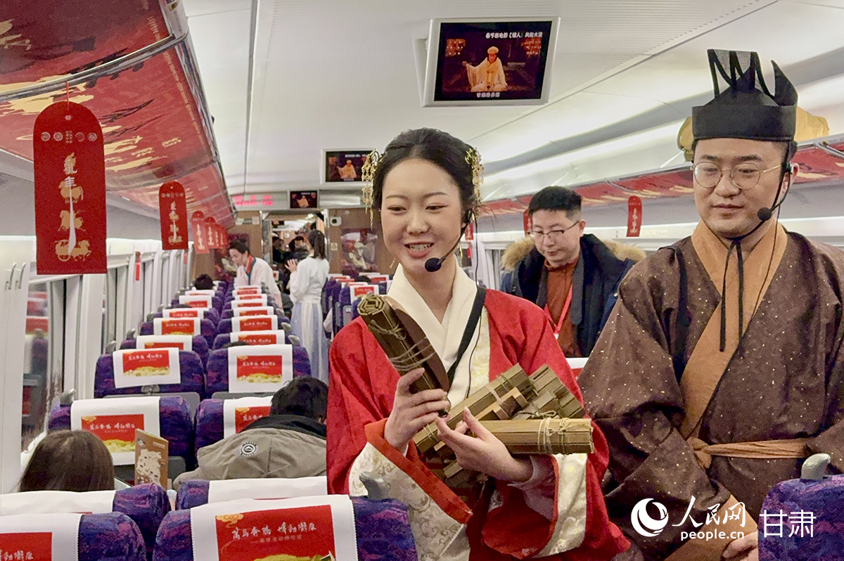 甘肃简牍博物馆工作人员与旅客互动。人民网记者 焦隆摄