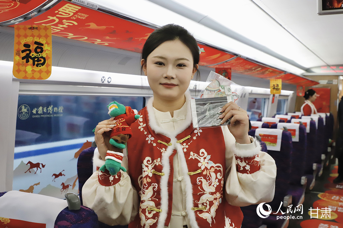 甘肃省博物馆工作人员展示文创产品。人民网记者 焦隆摄