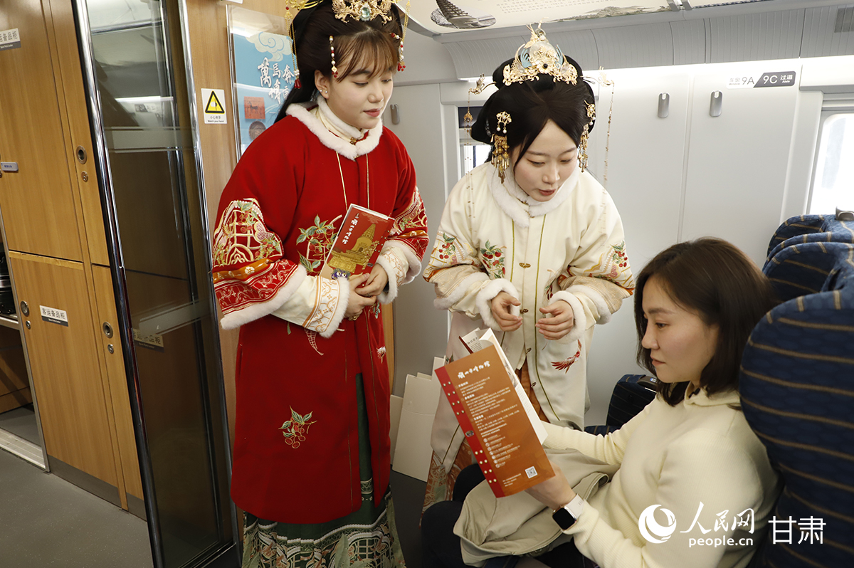 兰州市博物馆工作人员向旅客介绍传统文化知识。人民网记者 焦隆摄