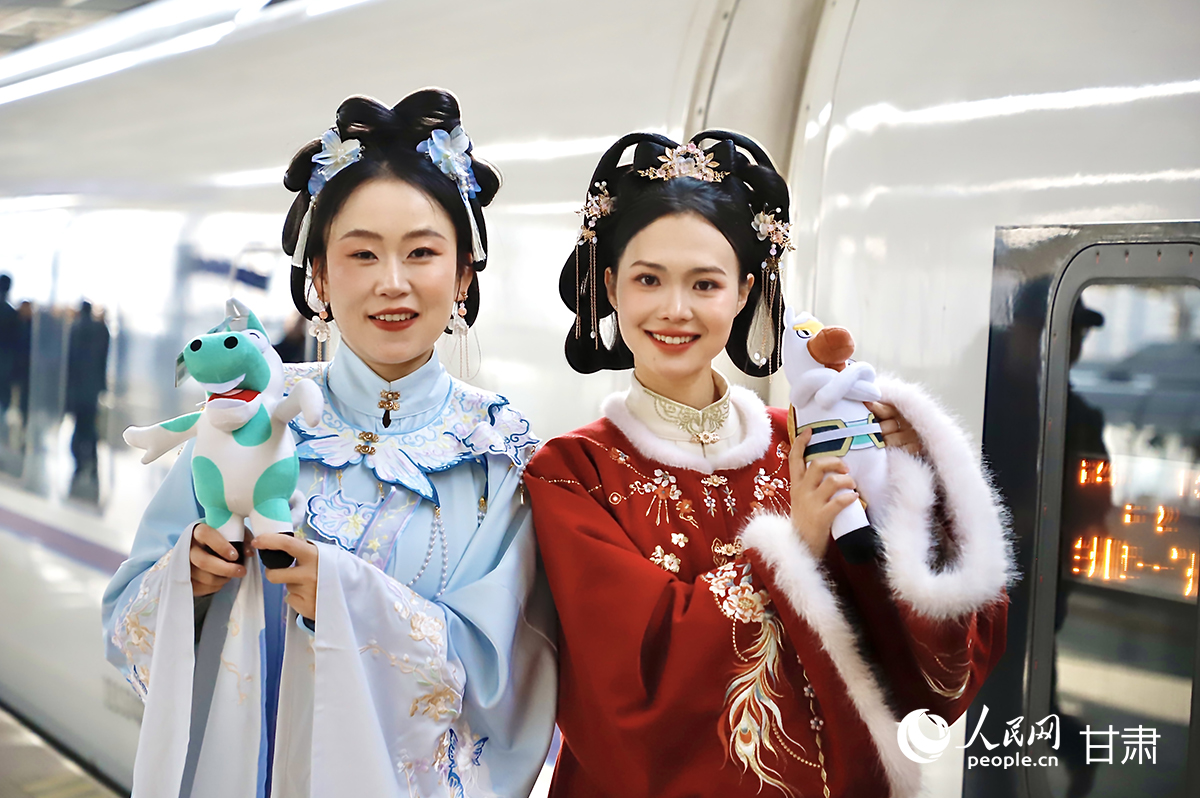 武威市博物馆工作人员迎接旅客乘车。人民网记者 焦隆摄 