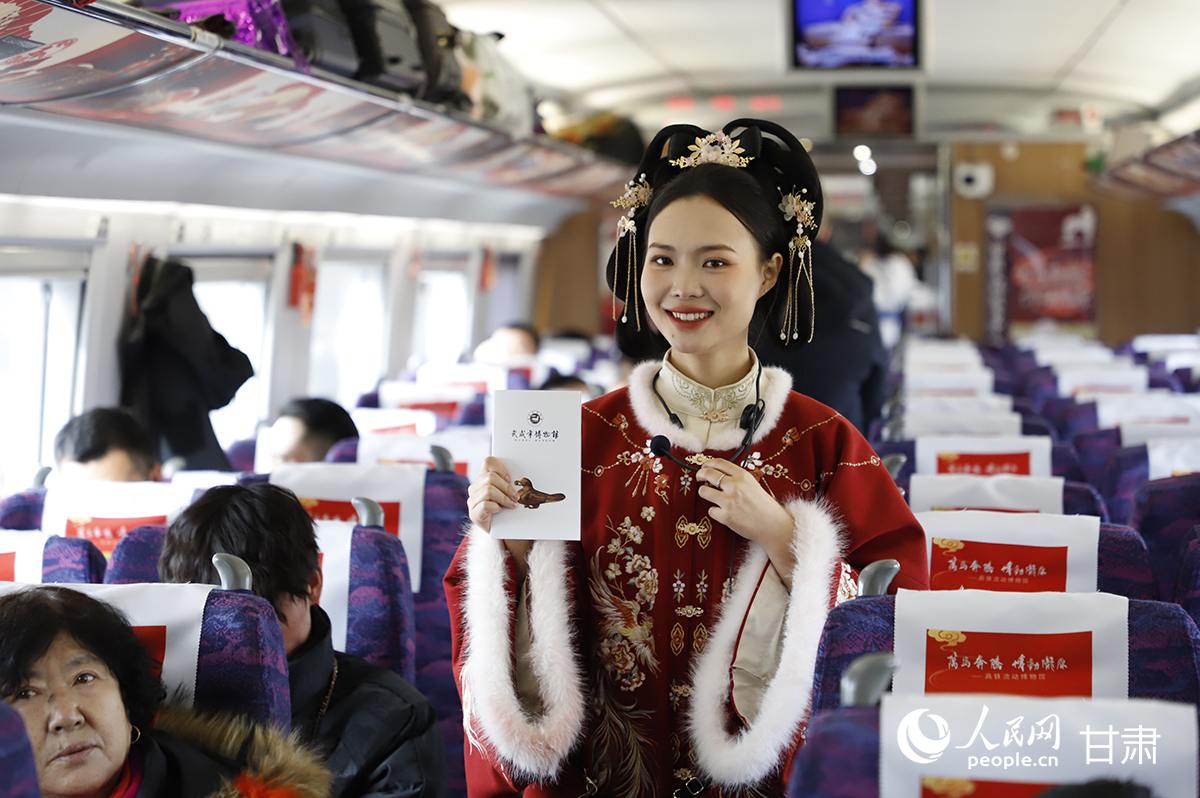 武威市博物馆工作人员展示文创产品。人民网记者 焦隆摄