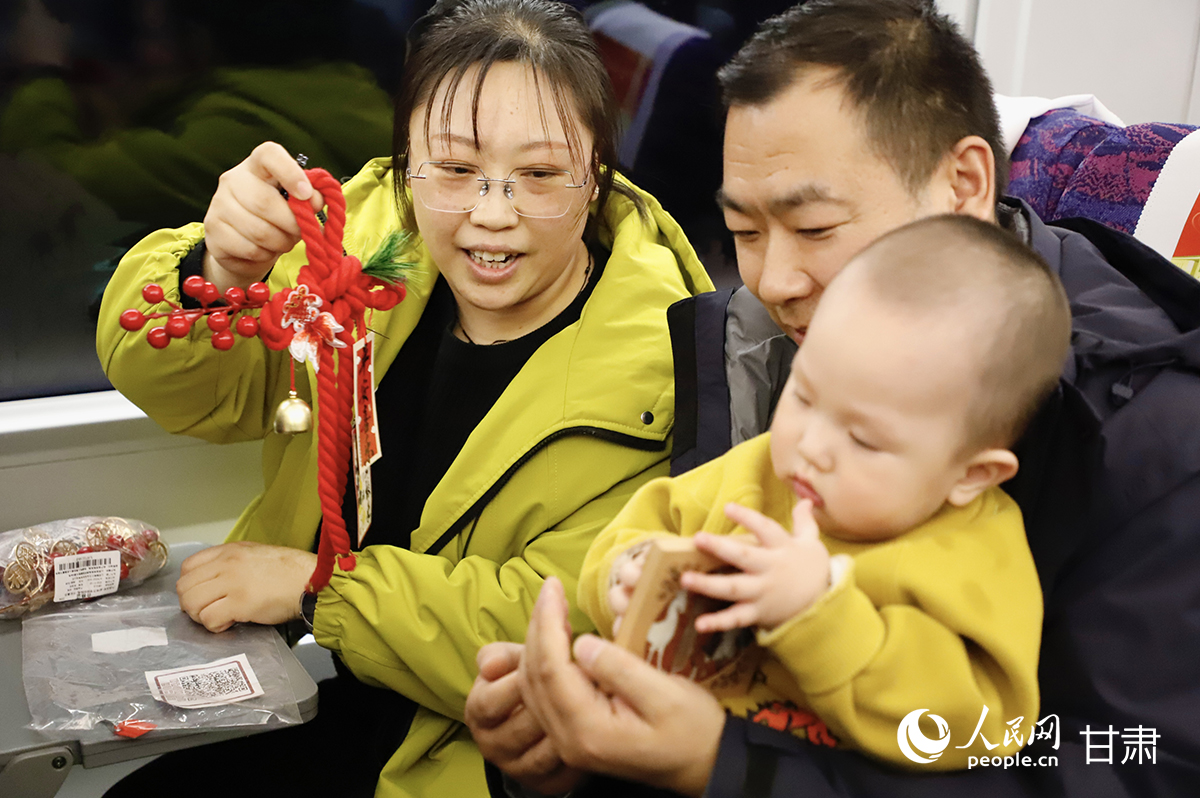 游客展示参与互动获得的文创产品。人民网记者 焦隆摄