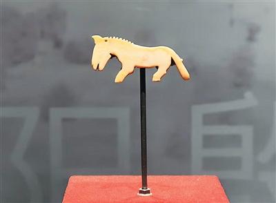 展覽展出的河南安陽殷墟婦好墓出土的玉馬。