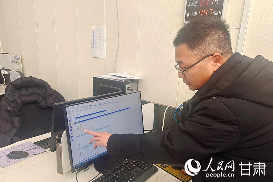 工作人员调试温室控制系统参数。人民网记者 米媛摄
