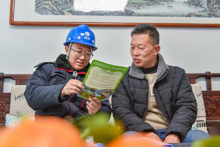 国网定西供电公司组织员工为搬迁群众讲解安全用电知识。雒兴茹 摄