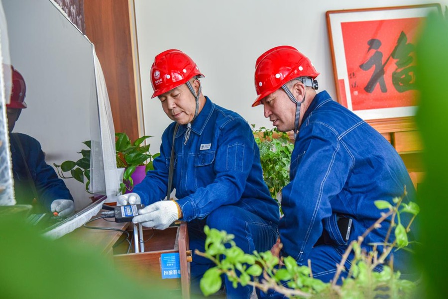 国网定西供电公司组织员工为搬迁群众开展上门服务,进行隐患排查。雒兴茹 摄