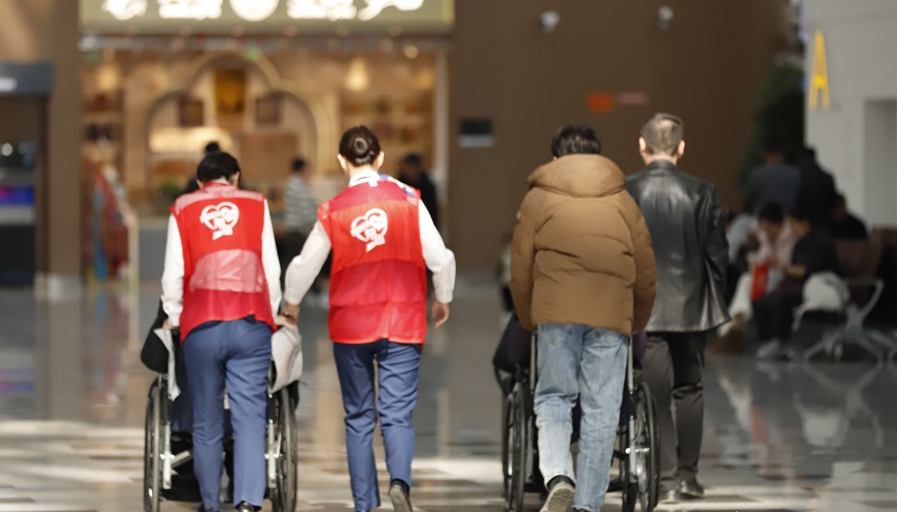 归乡途中年味浓 兰州空港暖意融