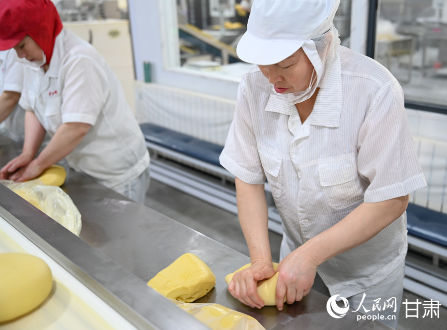 工人们揉制面团。人民网 席娟娟摄