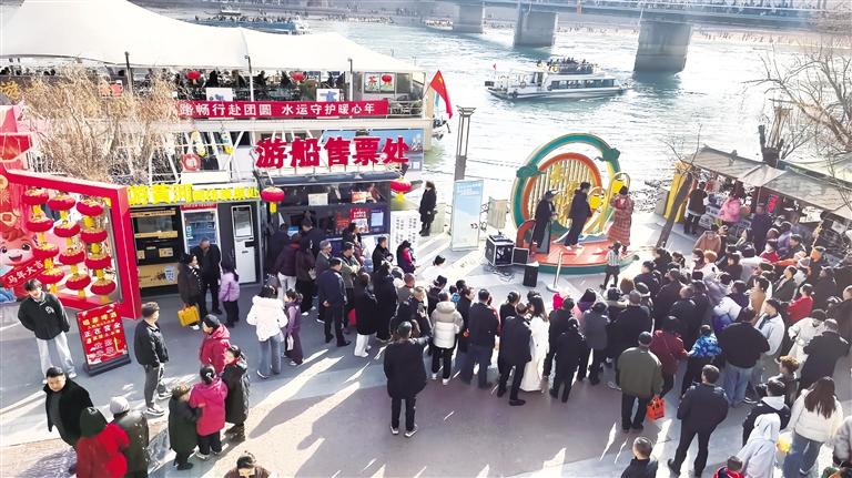 兰州港码头游客乘船