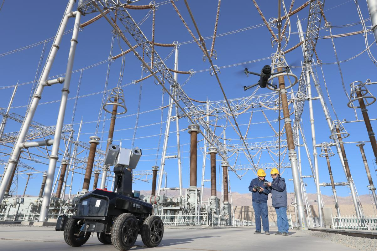 國網甘肅超壓公司運維人員在750千伏甘州變電站採用“智能巡檢機器人+無人機+人工特巡”模式巡檢主網設備運行狀態。程剛攝