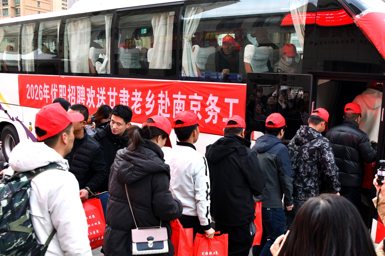 2月25日，甘肅省隴西縣52名外出務工人員登上隴西——南京就業直通車。張愛平攝