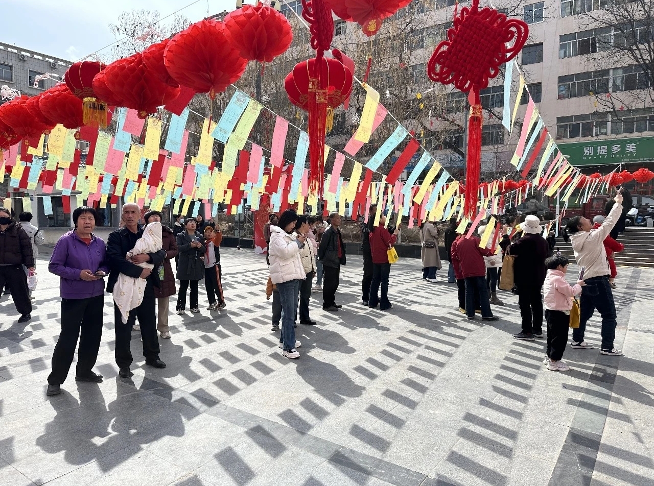 群众参与灯谜竞猜活动。榆中县委宣传部供图