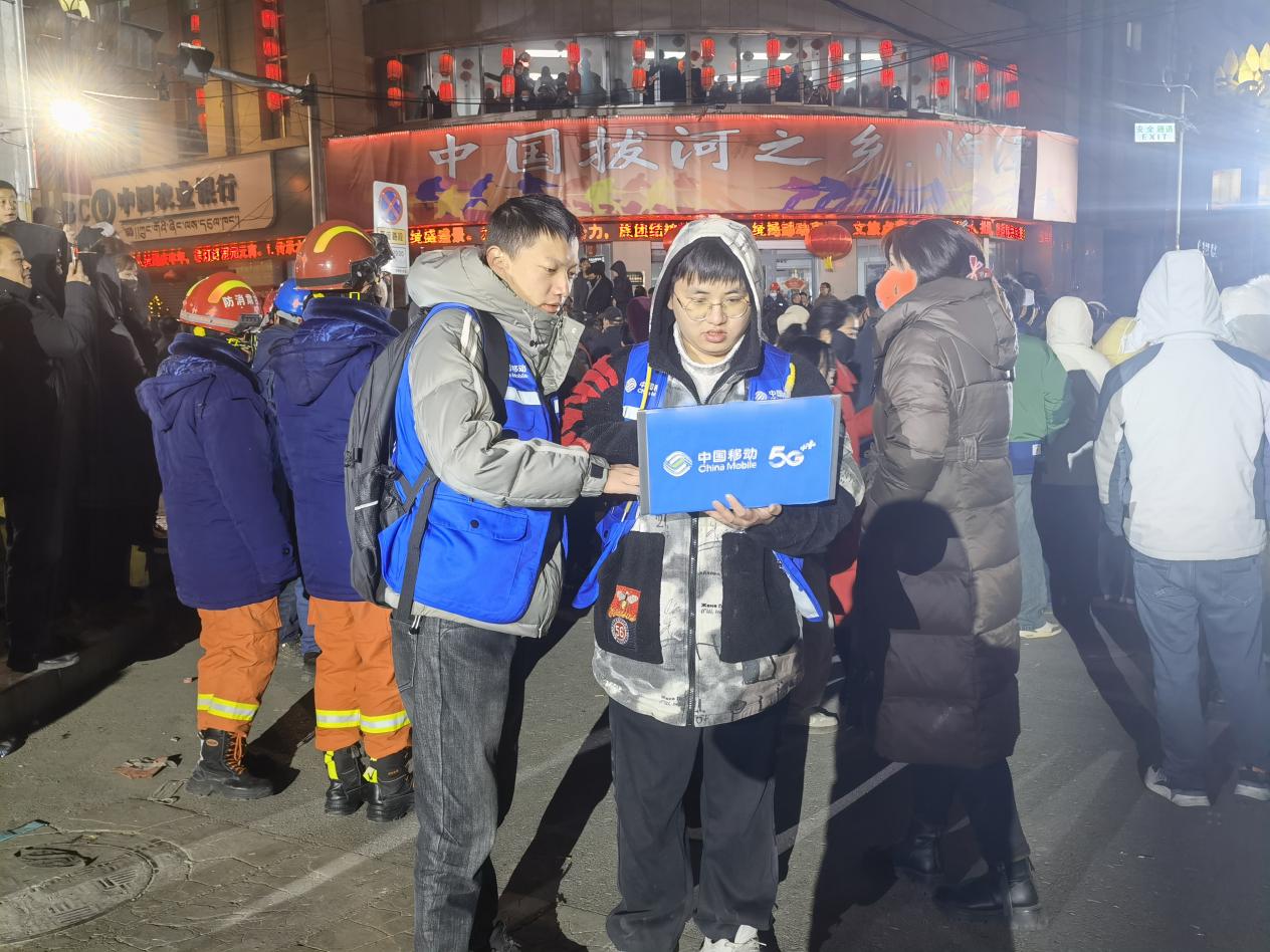 甘肃移动甘南分公司网络保障队员在活动现场开展网络测试。中国移动甘肃分公司供图
