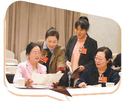 北京代表团开放日现场，阮祥燕代表（左一）、管文会代表（左二）、吴华侠代表、闫傲霜代表（右一）在会议后讨论。本报记者 宋 飞摄