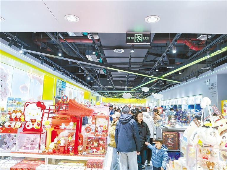 深受年輕消費者喜歡的潮玩店。新甘肅·甘肅日報記者 王君潔