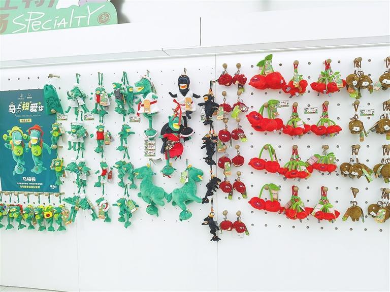 甘肅省博物館文創生活館牆面上挂著各式包挂。新甘肅·甘肅日報記者 王君潔