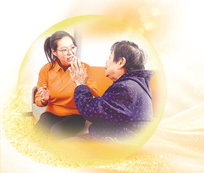 汪熹微（左）和老人拍手互動。本報記者 易舒冉攝