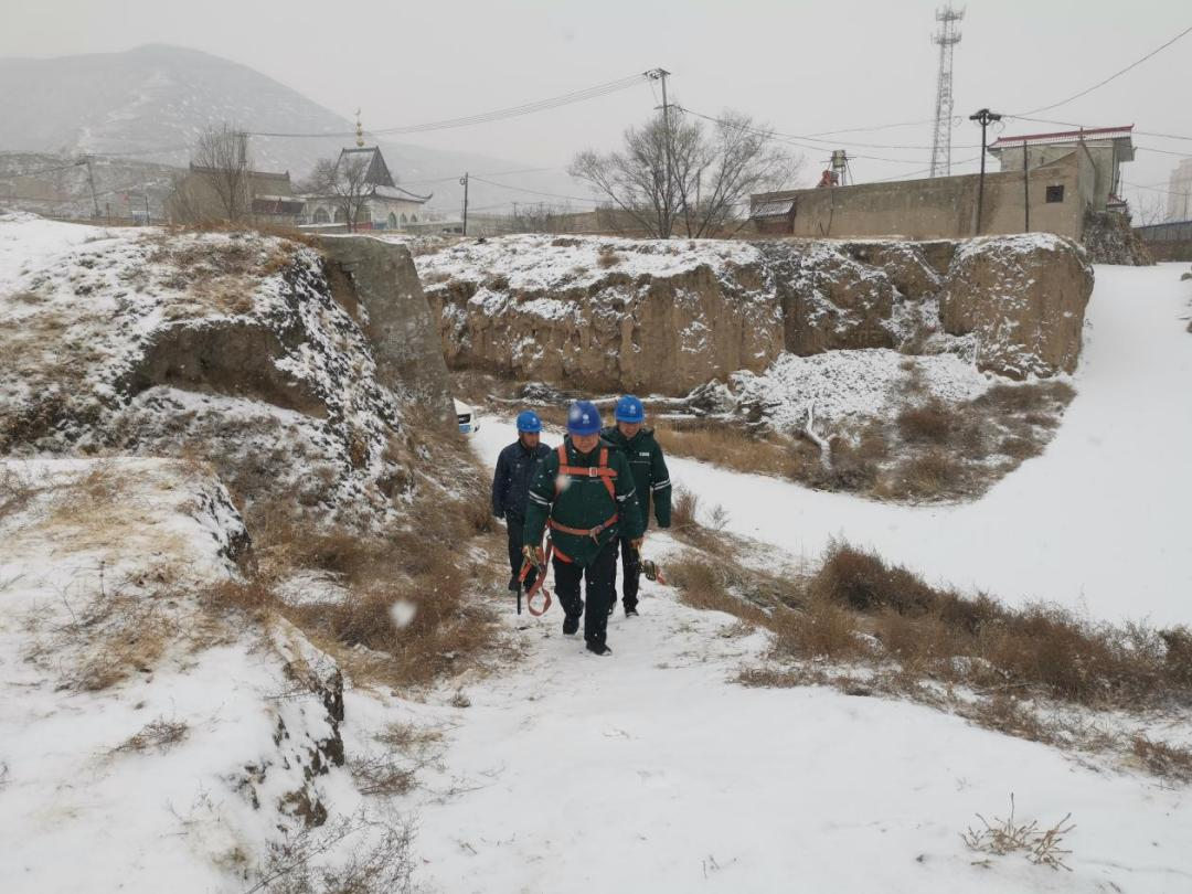 3月13日,国网临夏供电公司工作人员在雪后特巡35千伏果园变113八仙口线。杨春霞摄