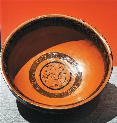 湖北云梦郑家湖墓地出土的秦代彩绘马纹漆盂。 本报记者 田豆豆摄