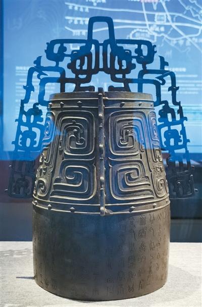 湖北随州枣树林墓地出土的春秋中期曾公求铜镈钟。 本报记者 田豆豆摄