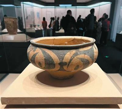 河南三门峡庙底沟遗址出土的仰韶文化彩陶盆。