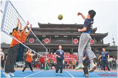 贵州荔波乡村气排球联赛上，古榕社区队球员（右）与拉街茯苓队球员在激烈比拼。  新华社记者 杨文斌摄