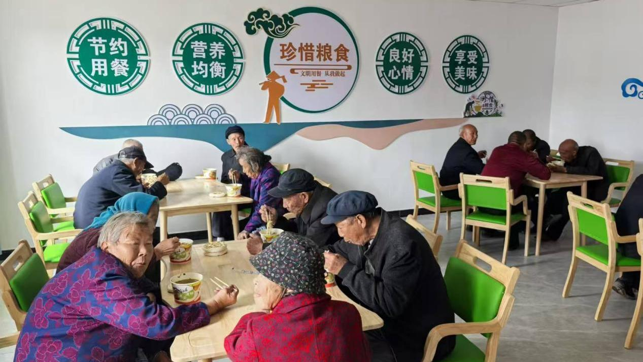 永昌县幸福互助院老人们正在用餐。永昌县委宣传部供图