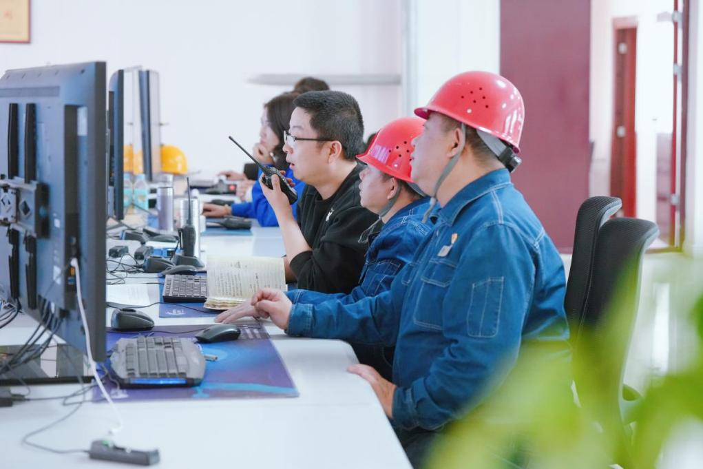 国网兰州供电公司客户服务中心员工走访京兰水泥有限公司，开展上门服务，了解企业最新的生产计划和用电需求。史双绚摄