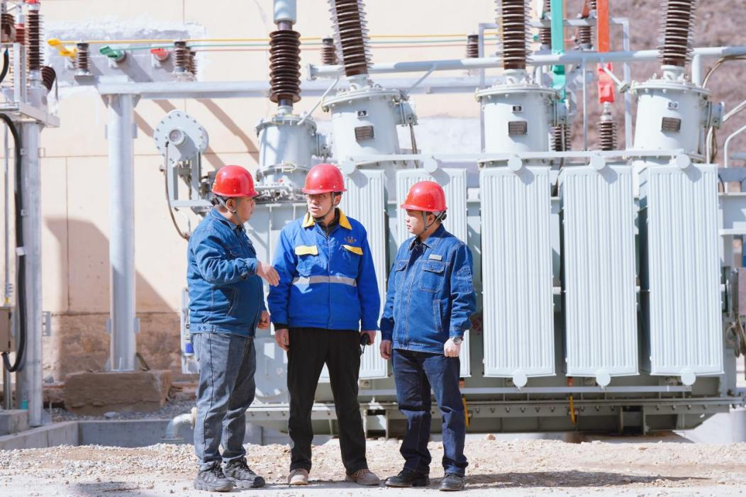 国网兰州供电公司客户服务中心员工走访京兰水泥有限公司，检查企业配电室、变电站等关键用电设施，评估运行状态。史双绚摄
