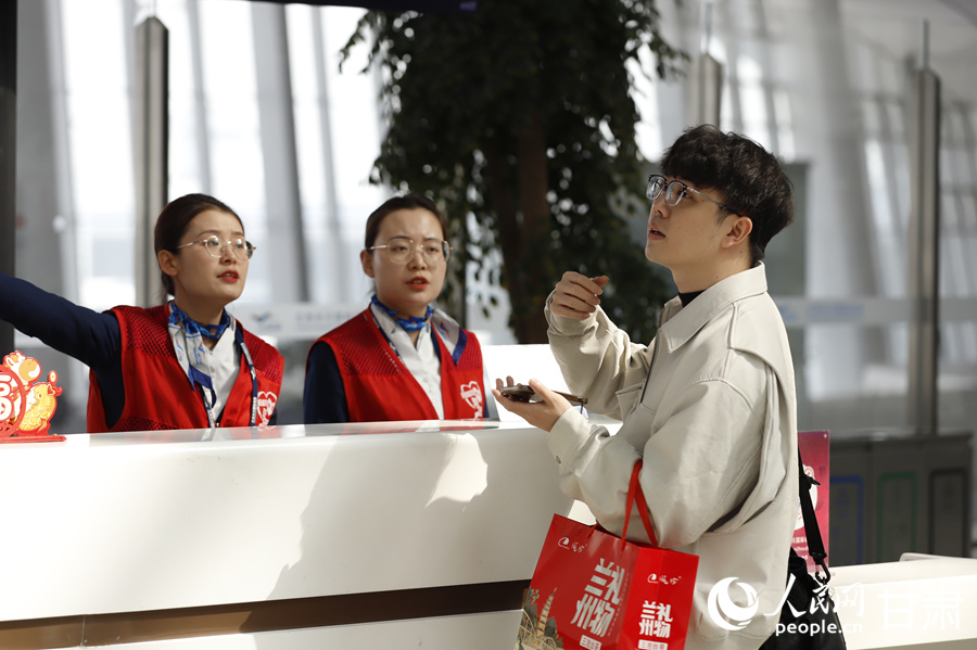 “小红帮您”为旅客提供服务。人民网记者 焦隆摄