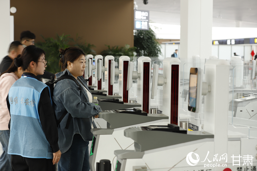 兰州中川国际机场安检通道秩序井然。人民网记者 焦隆摄