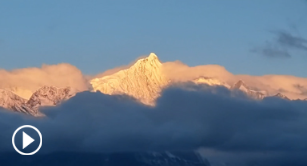 梅里雪山上演日照金山