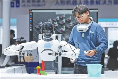 3月27日,在北京国际科幻与未来产业博览会上,他山公司的人形机器人在展示原子动作数据采集平台精细操作场景。本报记者 张武军摄