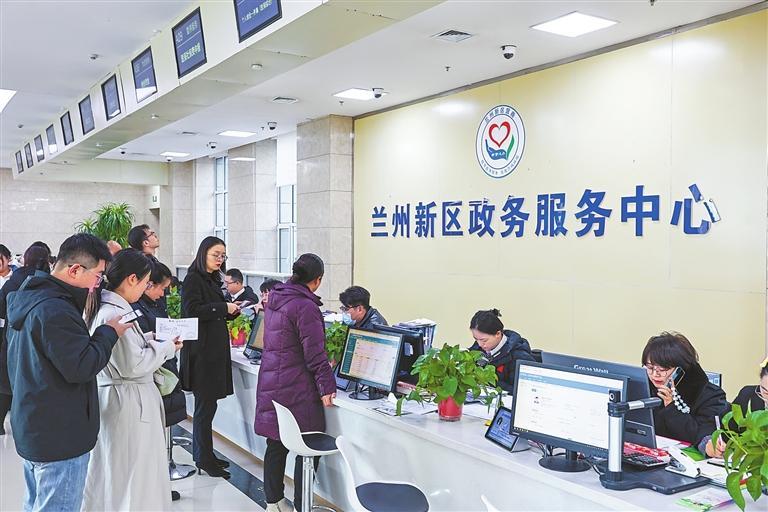 市民在兰州新区政务服务大厅内咨询办理相关业务。新甘肃·甘肃日报记者 冯乐凯