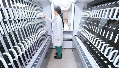 北京安贞医院通州院区药房的工作人员在巡查注射液分配机器人系统。新华社记者 李 欣摄
