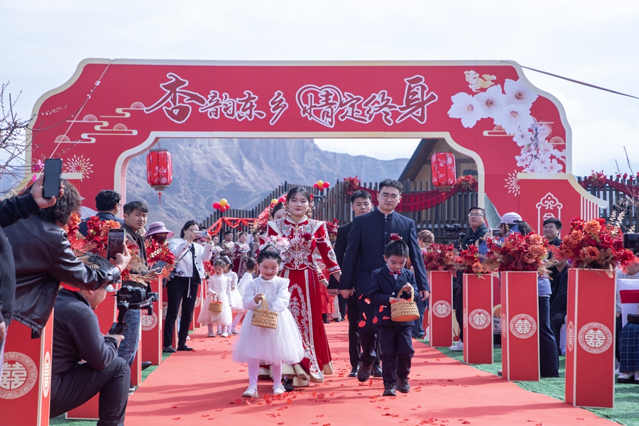 集体婚礼现场。东乡县委宣传部供图