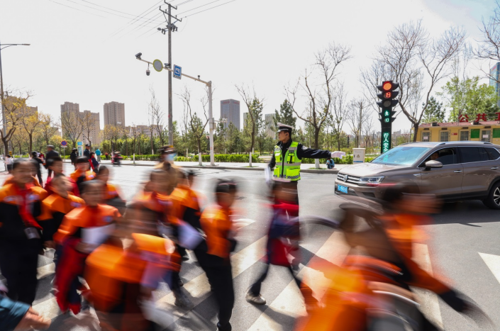 暖心護學崗，守護平安路。新崆峒客戶端供圖