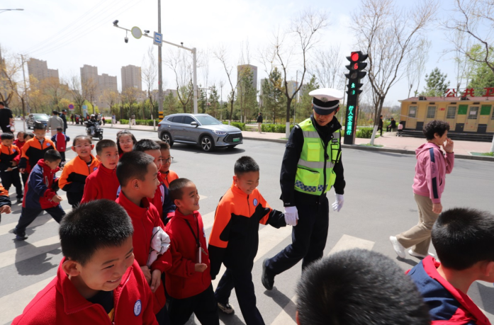 暖心護學崗，守護平安路。新崆峒客戶端供圖