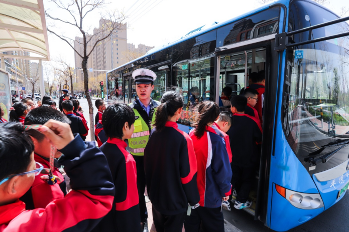 暖心護學崗，守護平安路。新崆峒客戶端供圖