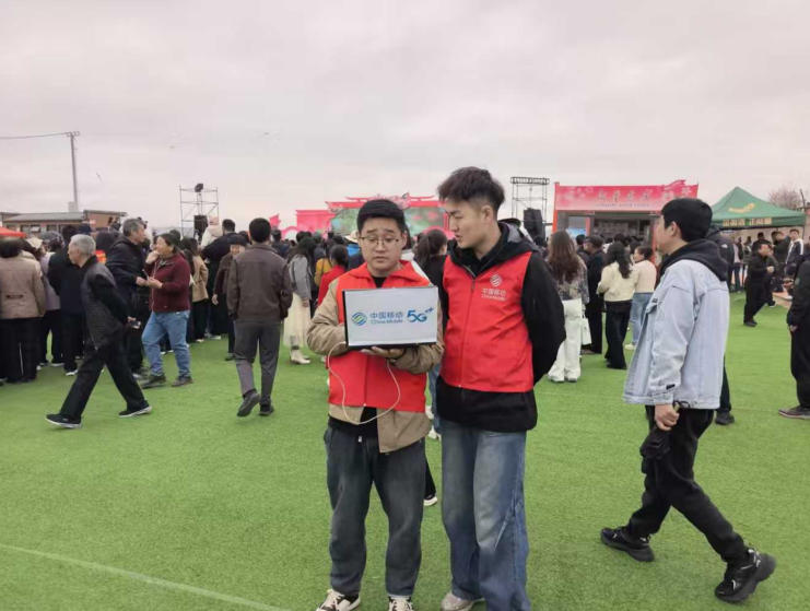 中國移動工作人員在桃花會現場進行網絡測試。中國移動甘肅公司供圖